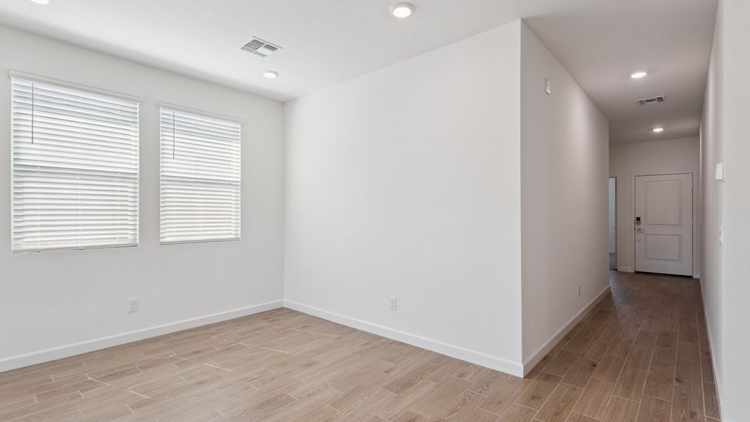 Spacious, unfurnished interior of a new home in Del Rio Ranch, Avondale (Image 16).