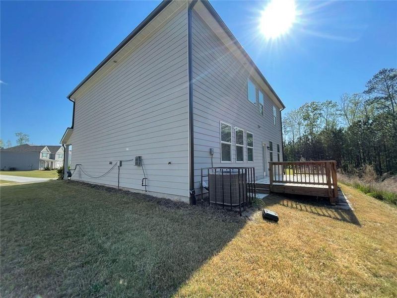 Exterior details and patio area of a home in Autumn Brook, Austell (Image 12).