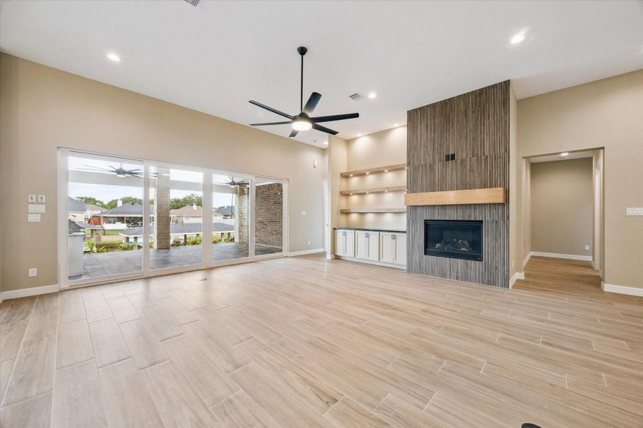 Spacious, unfurnished interior of a new home in , Kemah (Image 30).