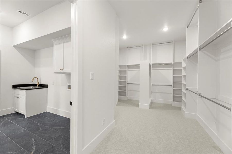 42. 3209 Canonero - Closet