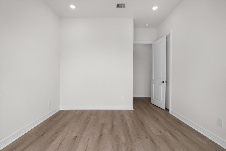 Spacious, unfurnished interior of a new home in , Angleton (Image 20).