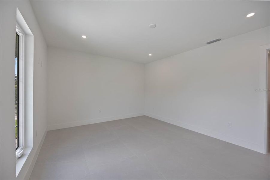 Spacious, unfurnished interior of a new home in , Sarasota (Image 66).