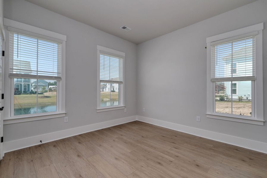 Spacious, unfurnished interior of a new home in SayeBrook, Myrtle Beach (Image 10).