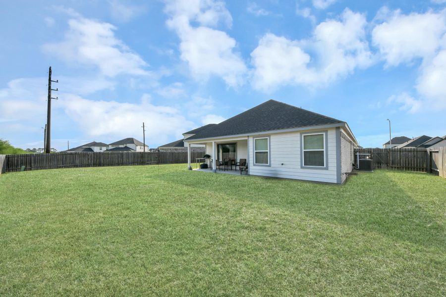 Exterior details and patio area of a home in Briarwood Crossing, Rosenberg (Image 4).