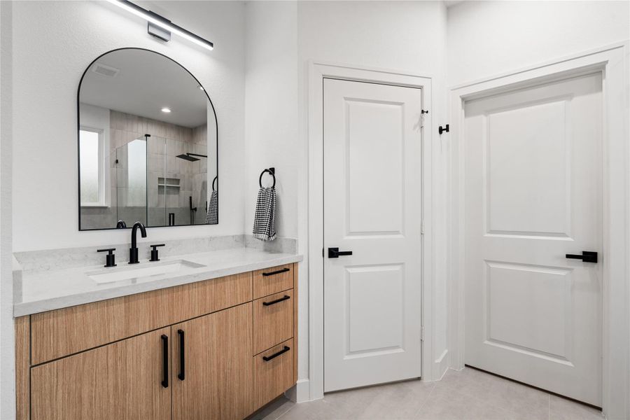 Dual sinks, matte fixtures, andclean edges showcase designthat celebrates function and formequally.