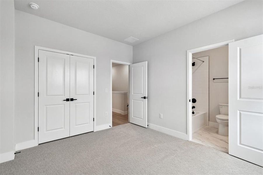 Spacious, unfurnished interior of a new home in , Sarasota (Image 35).