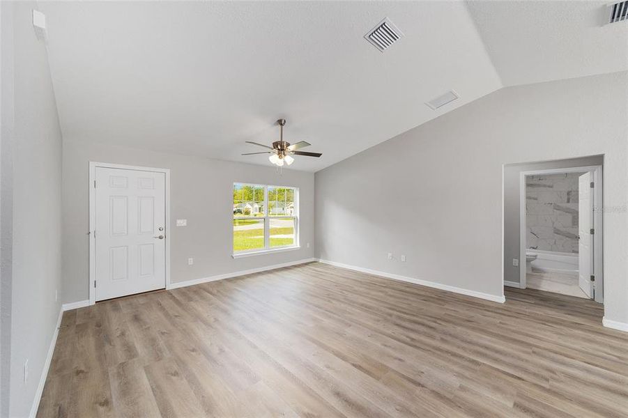 Spacious, unfurnished interior of a new home in , Citrus Springs (Image 12).