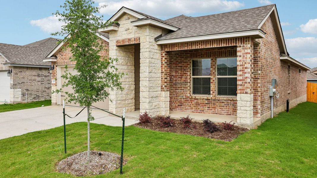 Exterior details and patio area of a home in Three Creeks - Colt Creek, Belton (Image 4).