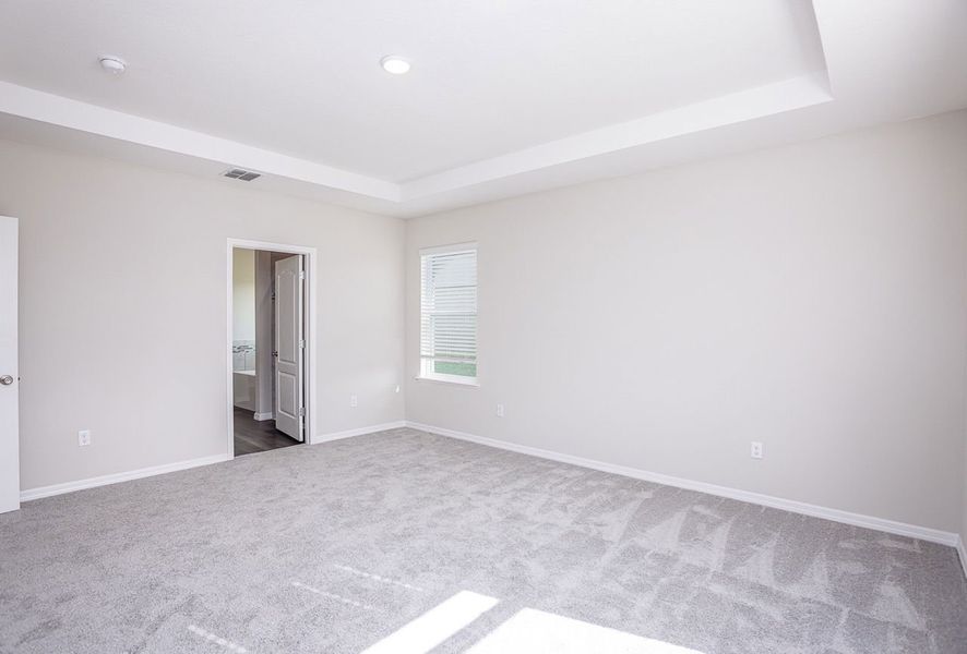 Spacious, unfurnished interior of a new home in Oakstone Farms, Leesburg (Image 19).