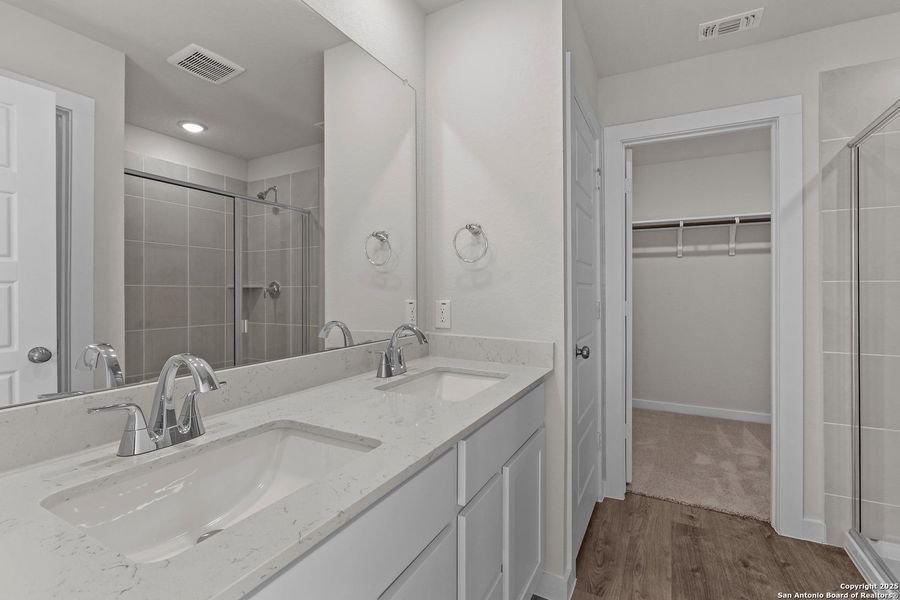 Furnished interior view inside a new home in Senna, Leon Valley (Image 7).