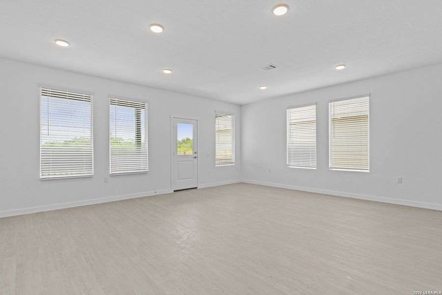 Spacious, unfurnished interior of a new home in Mission del Lago, San Antonio (Image 25). Spacious, unfurnished interior of a new home in Mission del Lago, San Antonio (Image 25).