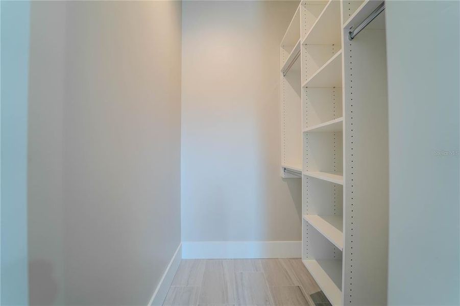 Spacious, unfurnished interior of a new home in , Tampa (Image 75).