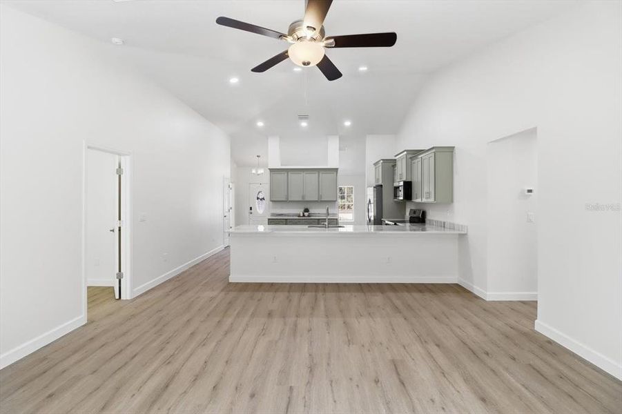Spacious, unfurnished interior of a new home in , Weeki Wachee (Image 33).