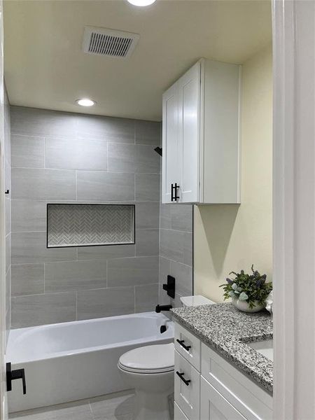 Furnished interior view inside a new home in , Corsicana (Image 13).