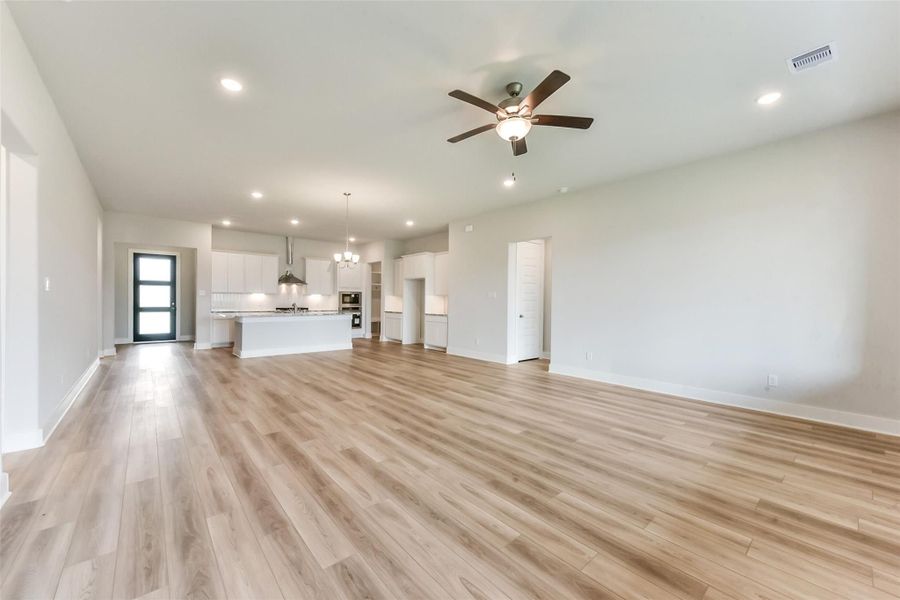 Spacious, unfurnished interior of a new home in Sierra Vista, Rosharon (Image 17).