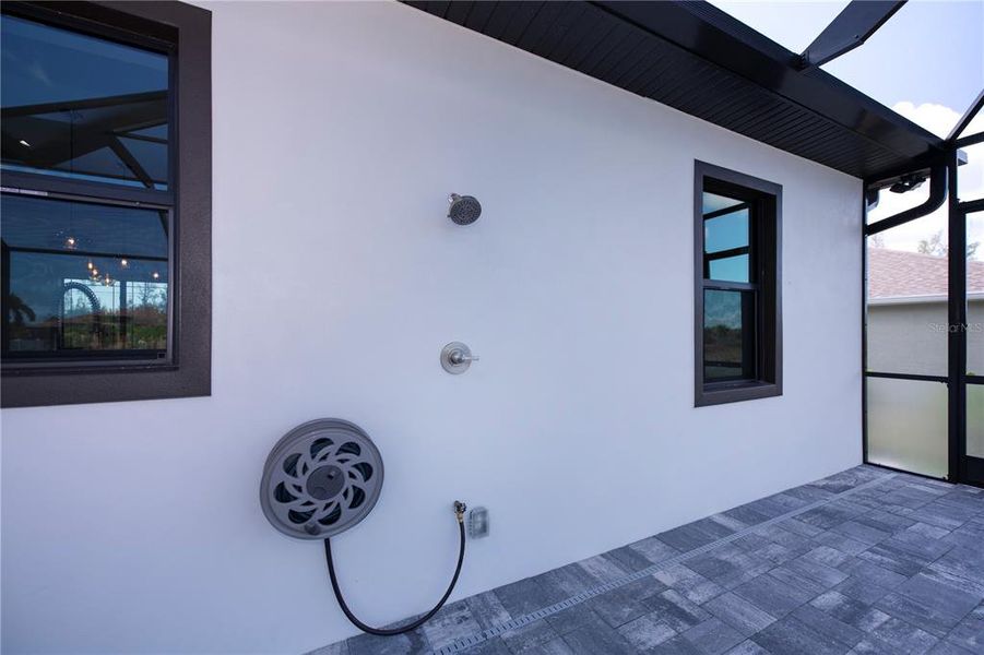 Exterior details and patio area of a home in , Port Charlotte (Image 1).