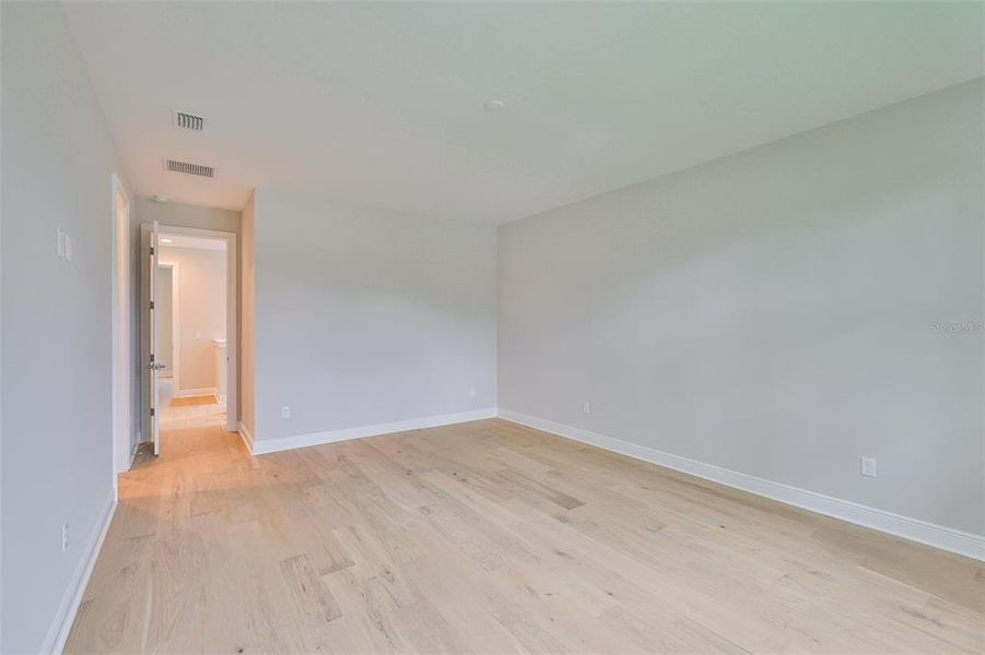 Spacious, unfurnished interior of a new home in , Tampa (Image 35).