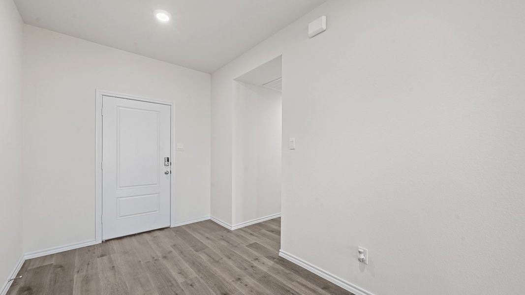 Spacious, unfurnished interior of a new home in Saddlebrook, Waxahachie (Image 17).