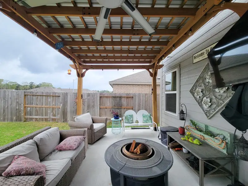 Exterior details and patio area of a home in Tavola, New Caney (Image 4).