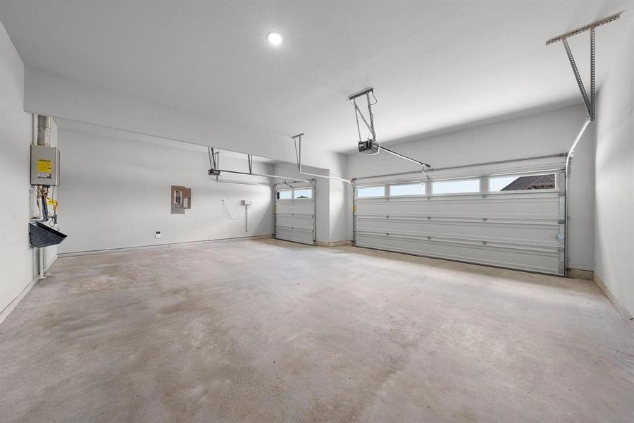 Spacious, unfurnished interior of a new home in Heath Golf and Yacht, Heath (Image 36).