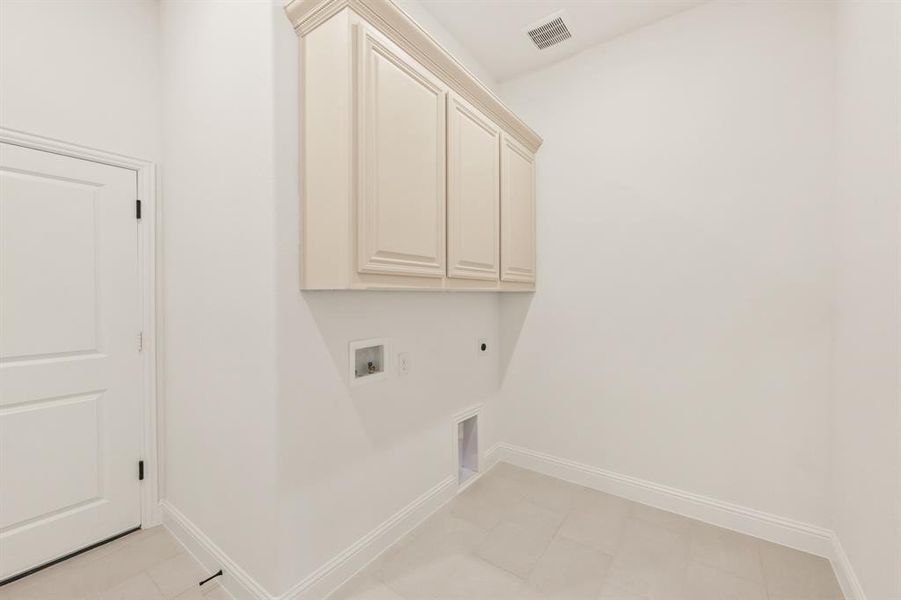 Spacious, unfurnished interior of a new home in Villages of Hurricane Creek, Anna (Image 39).