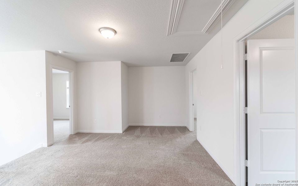 Spacious, unfurnished interior of a new home in Red Hawk Landing, San Antonio (Image 9).
