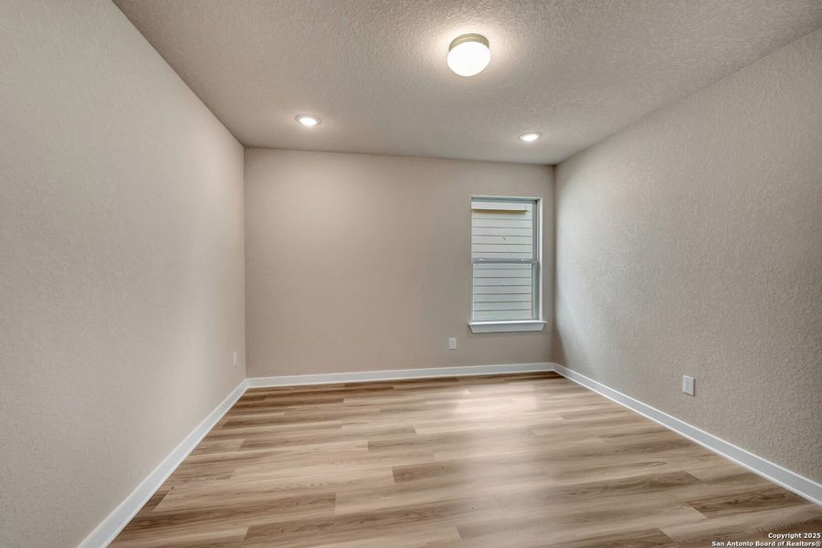 Spacious, unfurnished interior of a new home in Mesquite Ridge, San Antonio (Image 13).