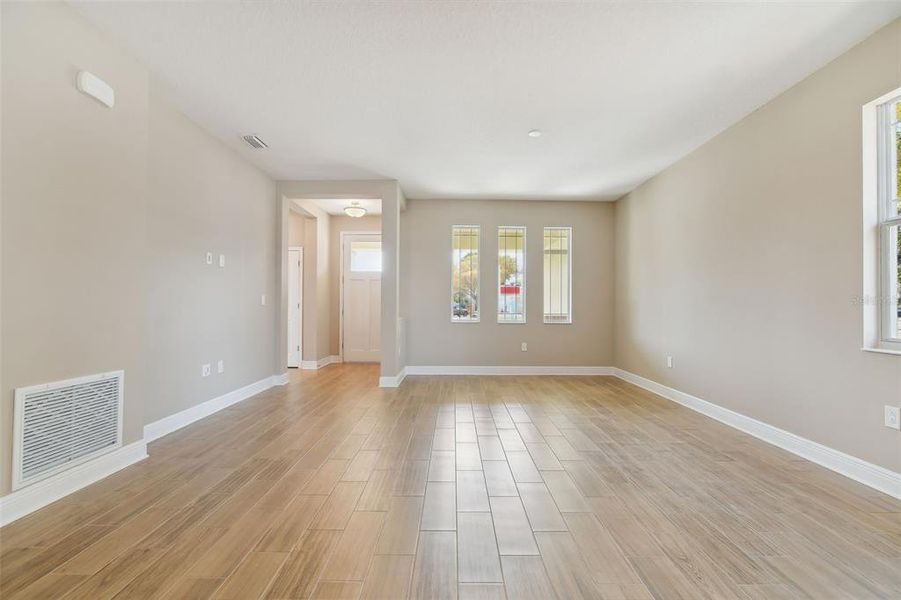 Spacious, unfurnished interior of a new home in , St. Petersburg (Image 19).