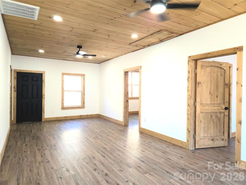 Spacious, unfurnished interior of a new home in , Murphy (Image 20).