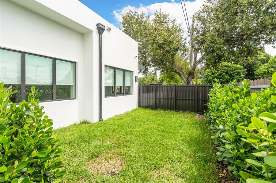 Exterior details and patio area of a home in , Hialeah (Image 24).