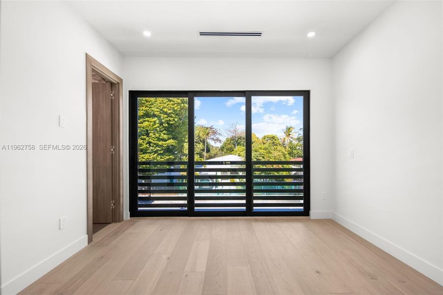 Spacious, unfurnished interior of a new home in , Miami (Image 68).