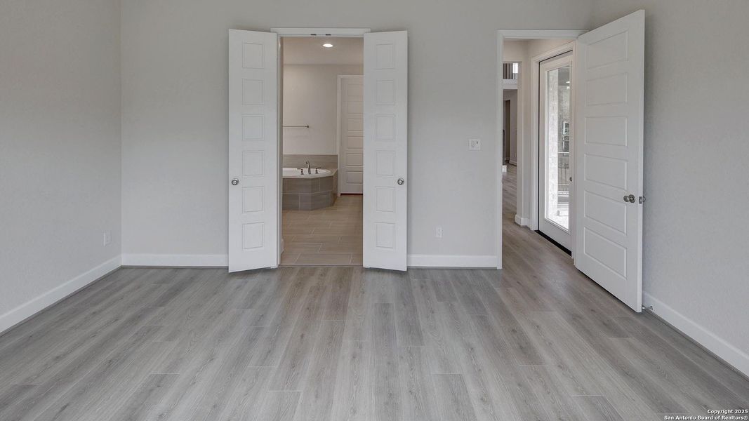 Spacious, unfurnished interior of a new home in Stevens Ranch 55', San Antonio (Image 19).