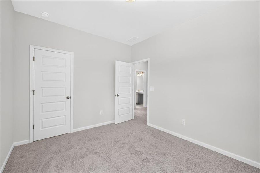 Spacious, unfurnished interior of a new home in Oakmont, Dallas (Image 40).