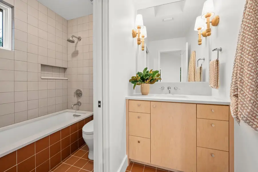 Secondary full bath on 3rd floor Secondary full bath on 3rd floor