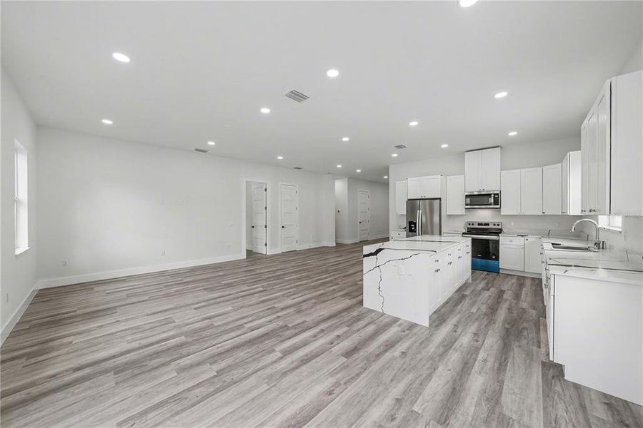 Spacious, unfurnished interior of a new home in , St. Petersburg (Image 36).