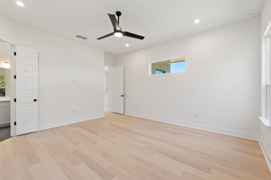Spacious, unfurnished interior of a new home in Persimmon, Buda (Image 24).
