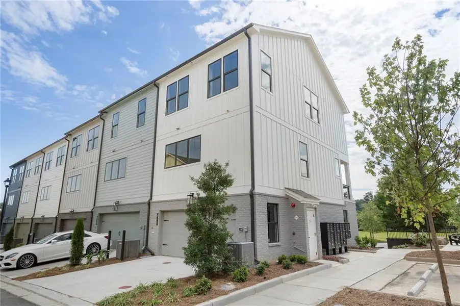 Condo located in Alpharetta, GA showcasing its design and architecture (Image 3).