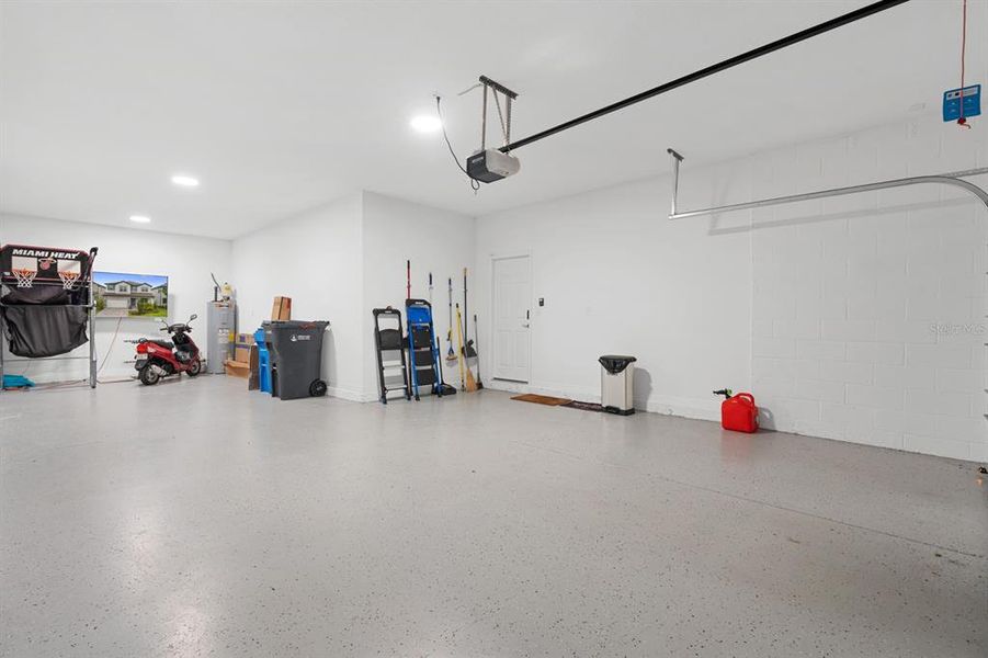 Spacious, unfurnished interior of a new home in , Tampa (Image 23).