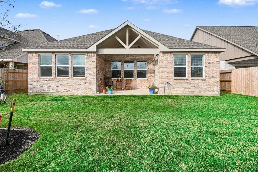 Exterior details and patio area of a home in Centennial Oaks, Santa Fe (Image 25).