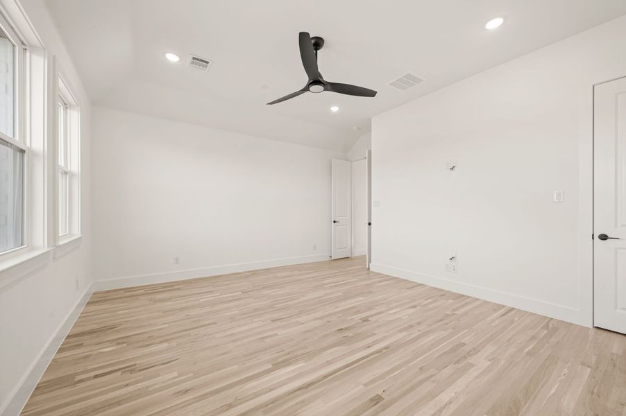 Spacious, unfurnished interior of a new home in NorthGlen, Haslet (Image 33).