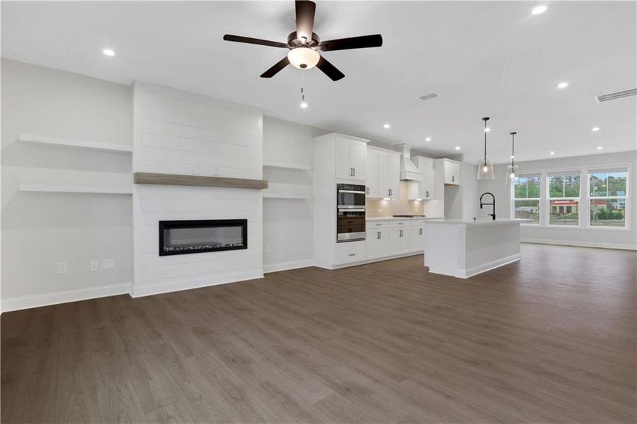 Spacious, unfurnished interior of a new home in Towne Village at Suwanee Dam, Sugar Hill (Image 20). Spacious, unfurnished interior of a new home in Towne Village at Suwanee Dam, Sugar Hill (Image 20).