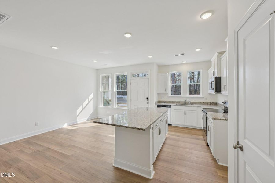 Kitchen/Dining Area Kitchen/Dining Area