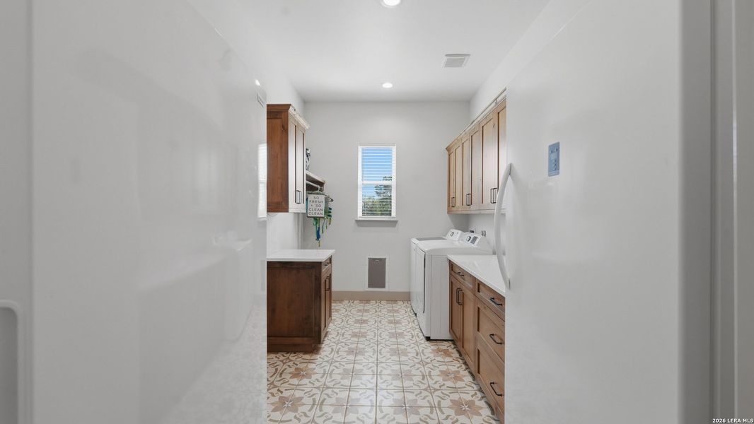 Furnished interior view inside a new home in , Seguin (Image 33).