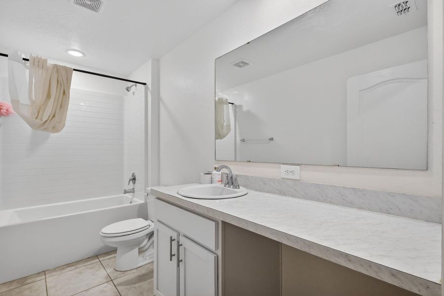 Furnished interior view inside a new home in , Fort Pierce (Image 11).