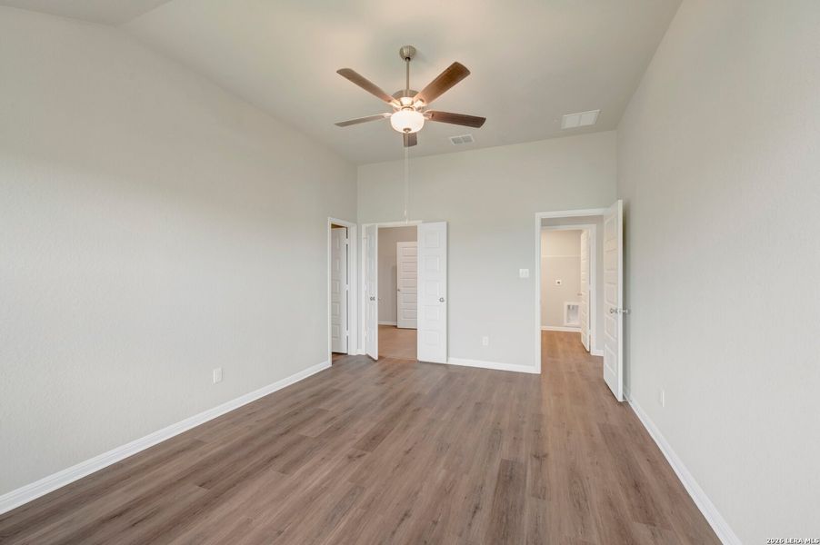 Spacious, unfurnished interior of a new home in Mesquite Ridge, San Antonio (Image 16).