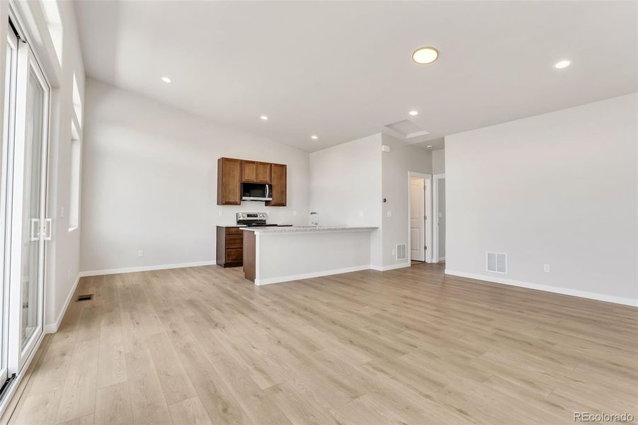 Spacious, unfurnished interior of a new home in , Monument (Image 11).