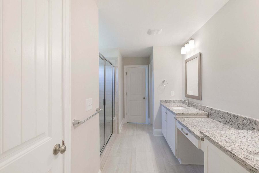 Bath Layout 2 w/ Built-in Makeup Vanity