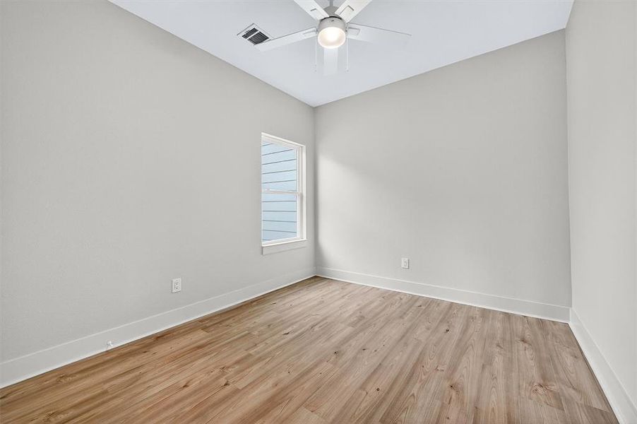 Spacious, unfurnished interior of a new home in , Sherman (Image 13).