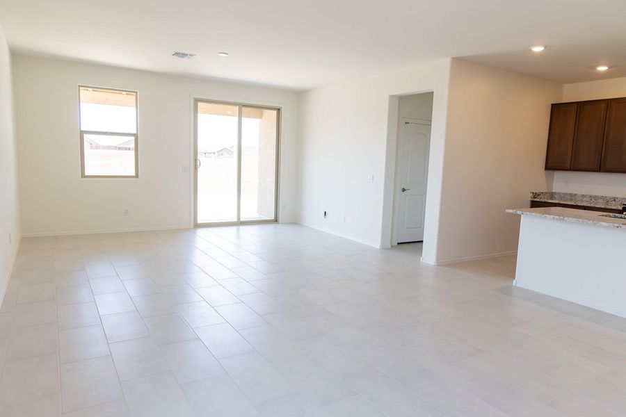 Spacious, unfurnished interior of a new home in Colina de Anza Traditions, Tucson (Image 4). Spacious, unfurnished interior of a new home in Colina de Anza Traditions, Tucson (Image 4).