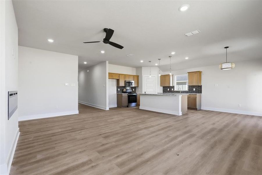 Spacious, unfurnished interior of a new home in , Tolar (Image 34).